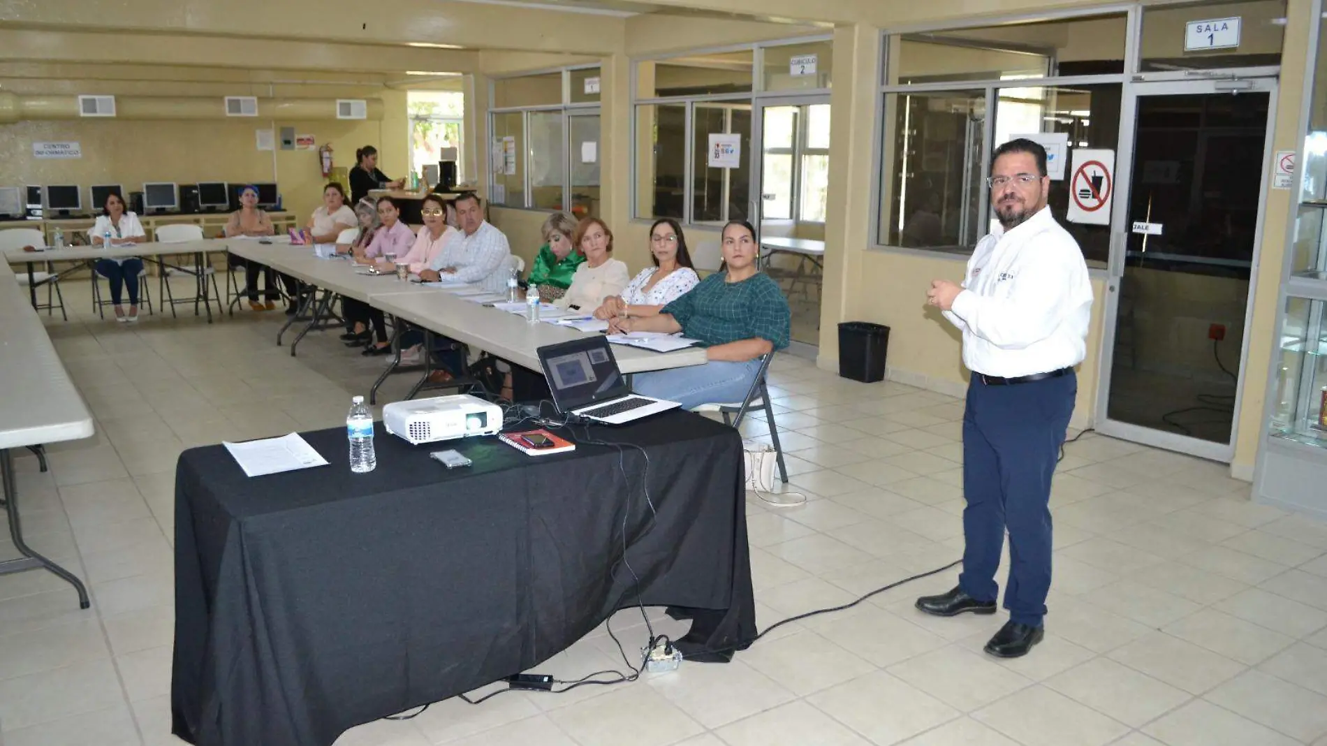 El maestro Miguel Ángel De Anda, se reunió con representantes de empresas y dependencias de gobierno para exponer el programa “Educación Dual”